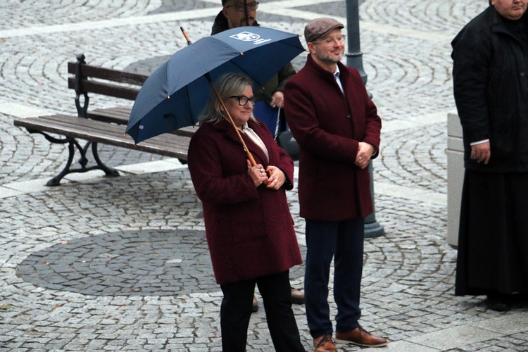 Pielgrzymka mieszkańców Trzebnicy do grobu św. Jadwigi Śląskiej - poświęcenie sztandaru gminy
