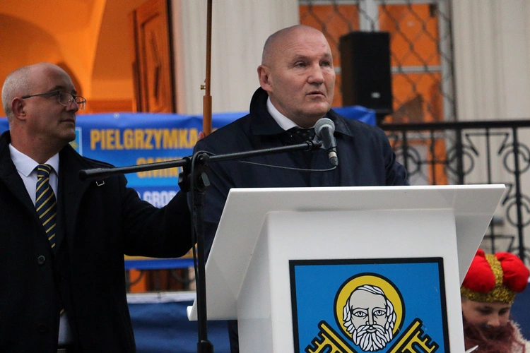 Pielgrzymka mieszkańców Trzebnicy do grobu św. Jadwigi Śląskiej - poświęcenie sztandaru gminy