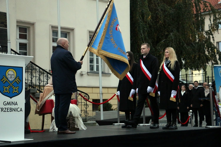 Pielgrzymka mieszkańców Trzebnicy do grobu św. Jadwigi Śląskiej - poświęcenie sztandaru gminy