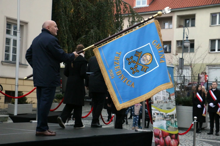 Pielgrzymka mieszkańców Trzebnicy do grobu św. Jadwigi Śląskiej - poświęcenie sztandaru gminy