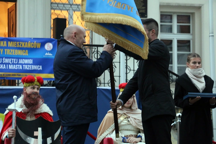 Pielgrzymka mieszkańców Trzebnicy do grobu św. Jadwigi Śląskiej - poświęcenie sztandaru gminy
