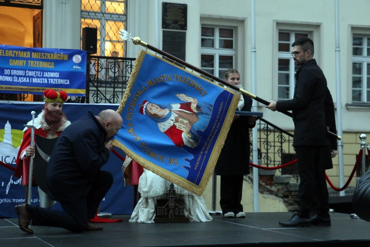 Pielgrzymka mieszkańców Trzebnicy do grobu św. Jadwigi Śląskiej - poświęcenie sztandaru gminy