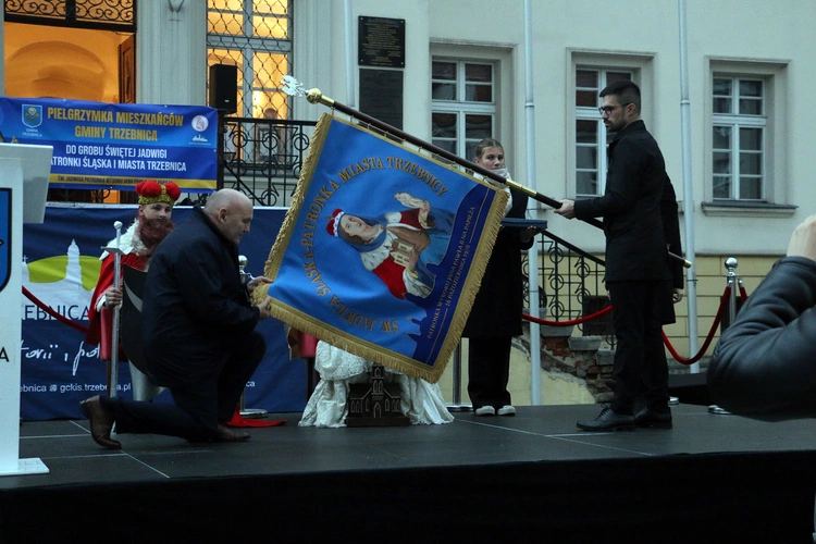 Pielgrzymka mieszkańców Trzebnicy do grobu św. Jadwigi Śląskiej - poświęcenie sztandaru gminy