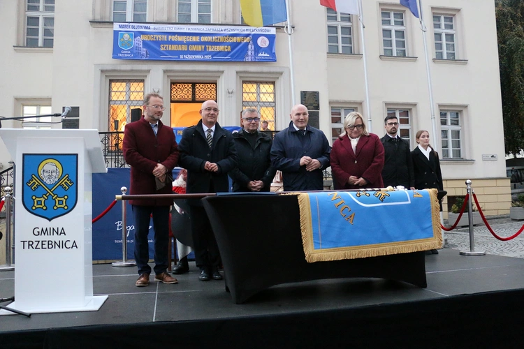 Pielgrzymka mieszkańców Trzebnicy do grobu św. Jadwigi Śląskiej - poświęcenie sztandaru gminy