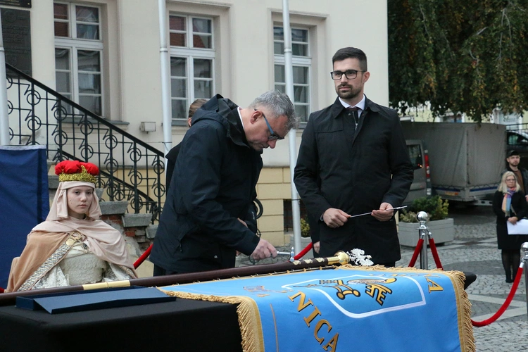 Pielgrzymka mieszkańców Trzebnicy do grobu św. Jadwigi Śląskiej - poświęcenie sztandaru gminy