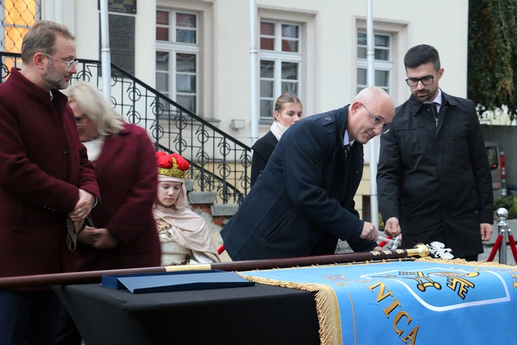Pielgrzymka mieszkańców Trzebnicy do grobu św. Jadwigi Śląskiej - poświęcenie sztandaru gminy