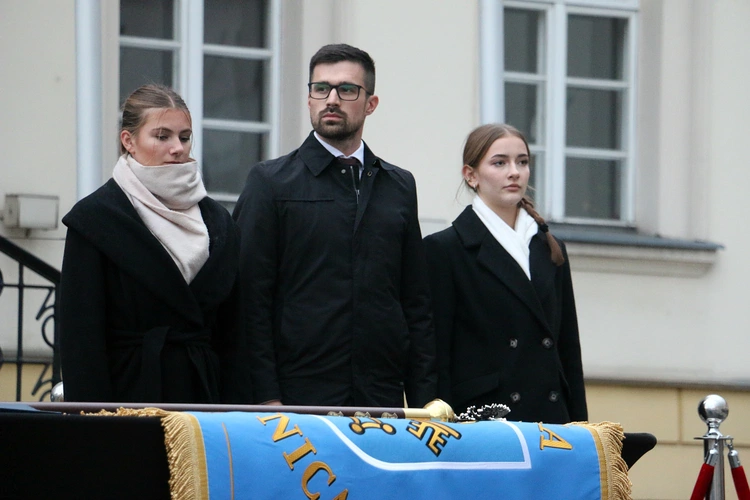 Pielgrzymka mieszkańców Trzebnicy do grobu św. Jadwigi Śląskiej - poświęcenie sztandaru gminy