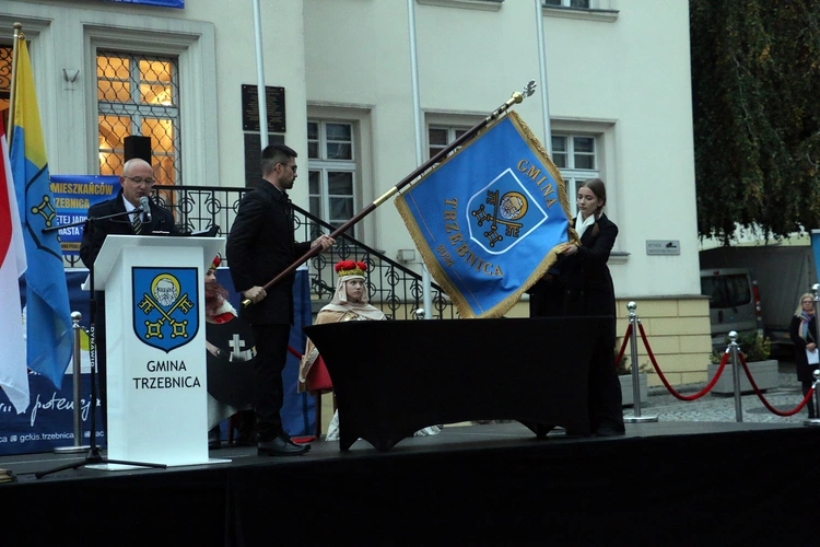 Pielgrzymka mieszkańców Trzebnicy do grobu św. Jadwigi Śląskiej - poświęcenie sztandaru gminy