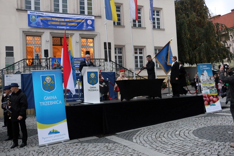 Pielgrzymka mieszkańców Trzebnicy do grobu św. Jadwigi Śląskiej - poświęcenie sztandaru gminy