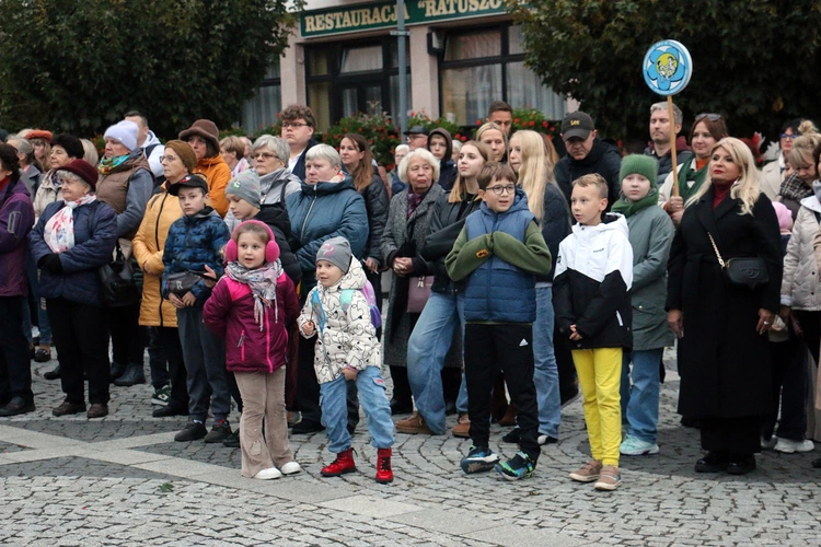 Pielgrzymka mieszkańców Trzebnicy do grobu św. Jadwigi Śląskiej - poświęcenie sztandaru gminy