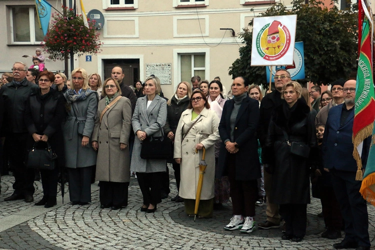 Pielgrzymka mieszkańców Trzebnicy do grobu św. Jadwigi Śląskiej - poświęcenie sztandaru gminy