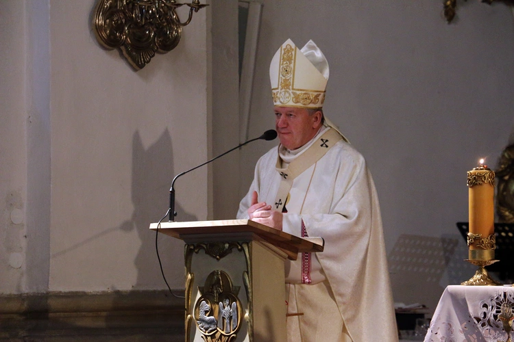 Pielgrzymka mieszkańców Trzebnicy do grobu św. Jadwigi Śląskiej - poświęcenie sztandaru gminy