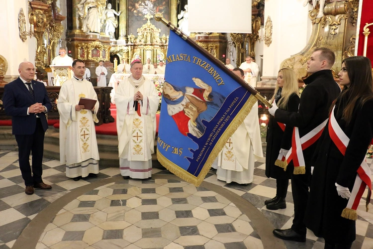 Pielgrzymka mieszkańców Trzebnicy do grobu św. Jadwigi Śląskiej - poświęcenie sztandaru gminy