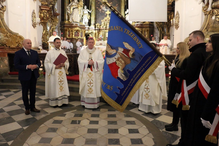 Pielgrzymka mieszkańców Trzebnicy do grobu św. Jadwigi Śląskiej - poświęcenie sztandaru gminy