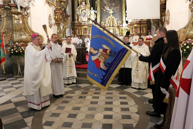 Pielgrzymka mieszkańców Trzebnicy do grobu św. Jadwigi Śląskiej - poświęcenie sztandaru gminy