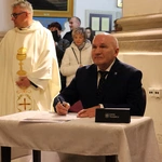 Pielgrzymka mieszkańców Trzebnicy do grobu św. Jadwigi Śląskiej - poświęcenie sztandaru gminy