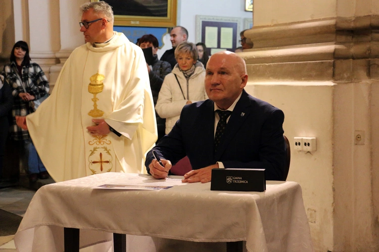 Pielgrzymka mieszkańców Trzebnicy do grobu św. Jadwigi Śląskiej - poświęcenie sztandaru gminy