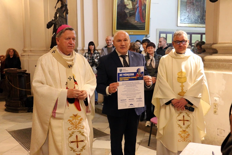 Pielgrzymka mieszkańców Trzebnicy do grobu św. Jadwigi Śląskiej - poświęcenie sztandaru gminy