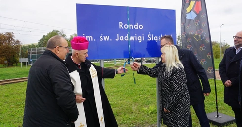 Odsłonięcie i poświęcenie tablicy na rondzie św. Jadwigi Śląskiej