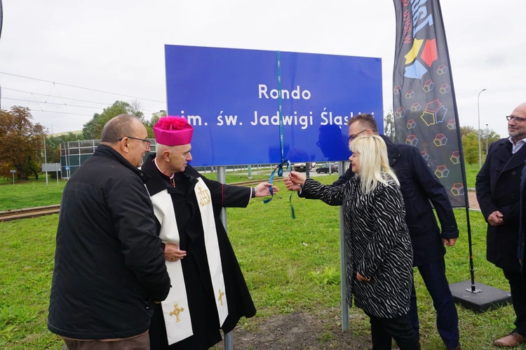 Odsłonięcie i poświęcenie tablicy na rondzie św. Jadwigi Śląskiej