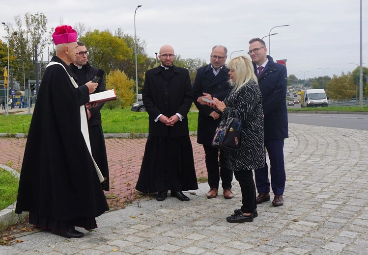 Odsłonięcie i poświęcenie tablicy na rondzie św. Jadwigi Śląskiej