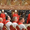 Wspólna modlitwa pielgrzymów w bazylice św. Piotra