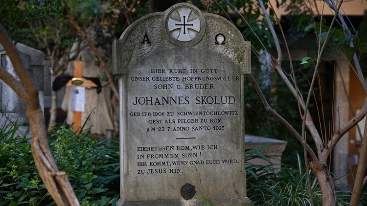 Biskupi przy grobie pielgrzyma ze Świętochłowic w Watykanie