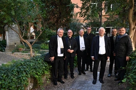 Katowiccy biskupi i kapłani na znadującym się za murami Watykanu niemieckim cmentarzu Campo Santo Teutonico