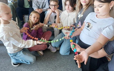 Dzieci tworzą różańce dla Maryi