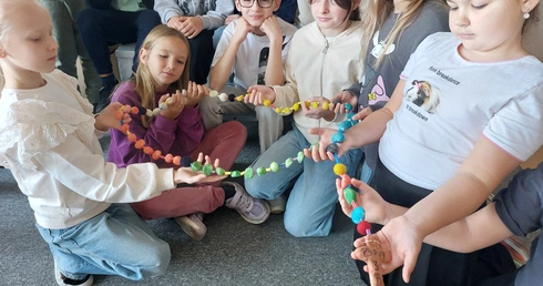 Dzieci tworzą różańce dla Maryi