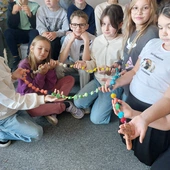 Dzieci tworzą różańce dla Maryi