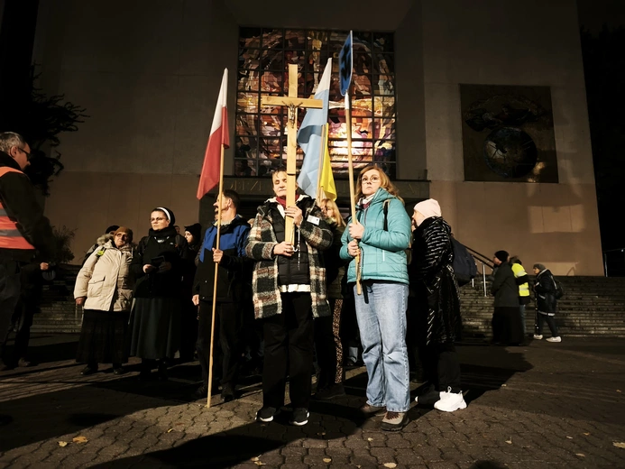 Z ciemności do światła. Nocna Droga Różańcowa z Ochoty na Żerań