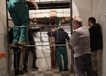 Montaż nowego prezbiterium