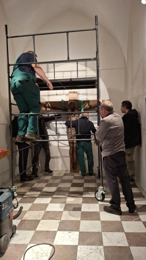 Montaż nowego prezbiterium