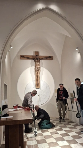 Montaż nowego prezbiterium
