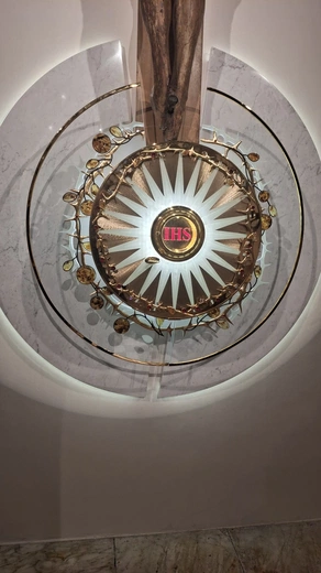 Montaż nowego prezbiterium
