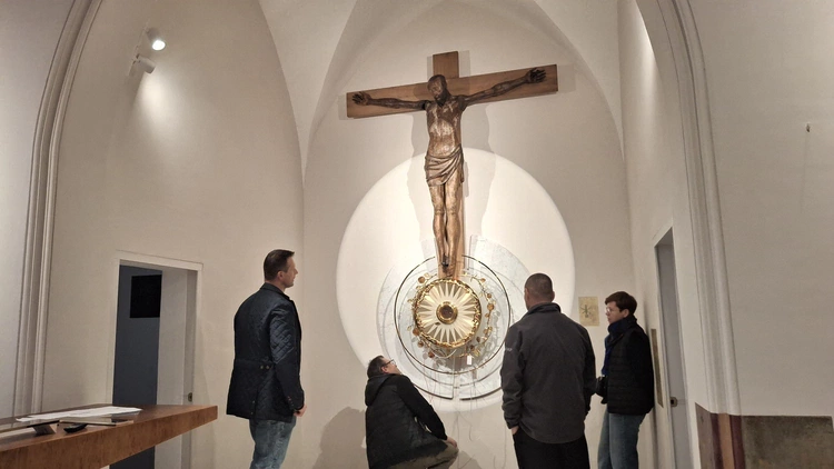 Montaż nowego prezbiterium