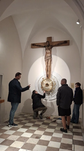 Montaż nowego prezbiterium