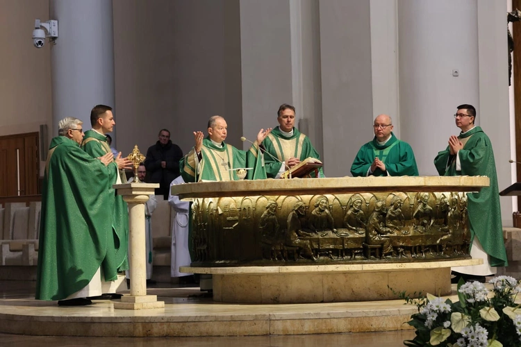 Pracownicy służby zdrowia na Mszy Św. w katowickiej Katedrze Chrystusa Króla