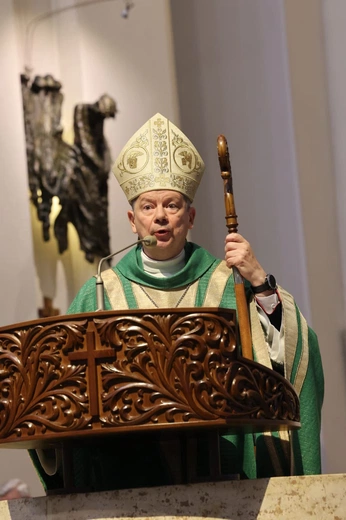 Pracownicy służby zdrowia na Mszy Św. w katowickiej Katedrze Chrystusa Króla