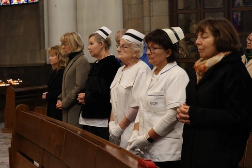 Pracownicy służby zdrowia na Mszy Św. w katowickiej Katedrze Chrystusa Króla