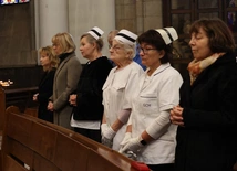 Pracownicy służby zdrowia na Mszy Św. w katowickiej Katedrze Chrystusa Króla
