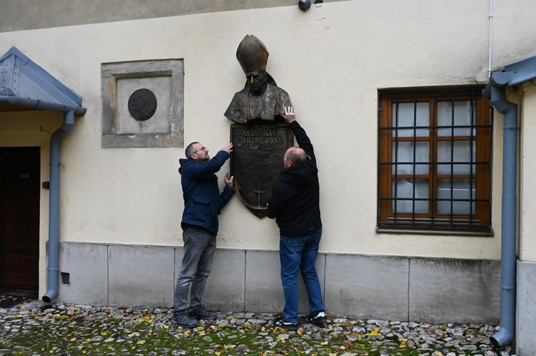 Tablica pamiątkowa ks. Jerzego Bryły