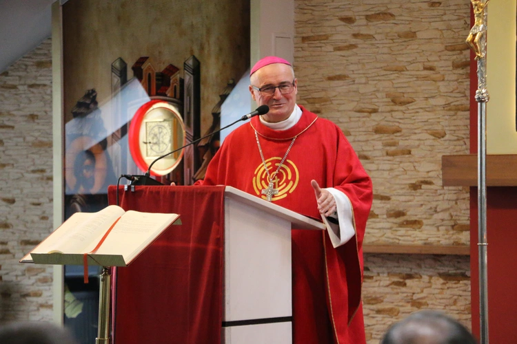 Płock. Spotkanie rodzin misjonarzy z bp. Szymonem Stułkowskim