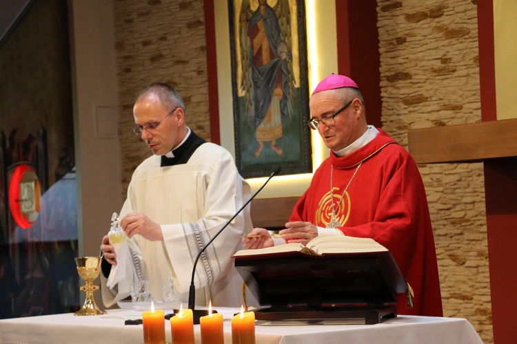 Płock. Spotkanie rodzin misjonarzy z bp. Szymonem Stułkowskim