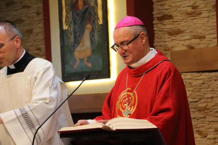 Płock. Spotkanie rodzin misjonarzy z bp. Szymonem Stułkowskim