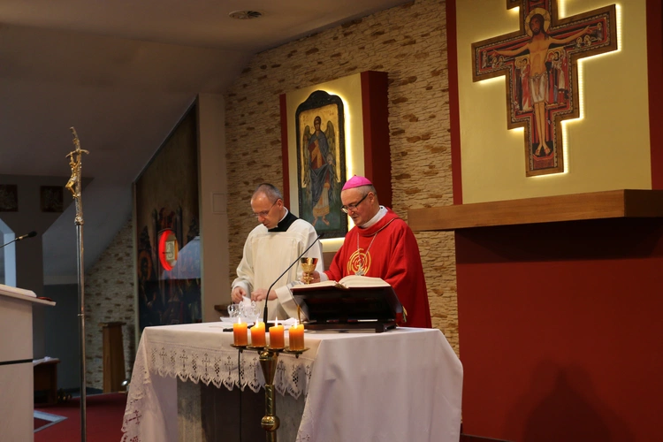 Płock. Spotkanie rodzin misjonarzy z bp. Szymonem Stułkowskim