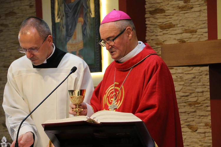 Płock. Spotkanie rodzin misjonarzy z bp. Szymonem Stułkowskim