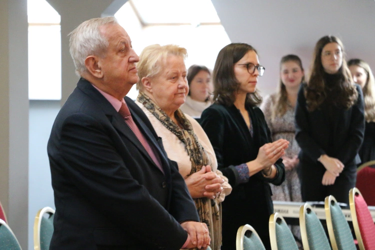 Płock. Spotkanie rodzin misjonarzy z bp. Szymonem Stułkowskim