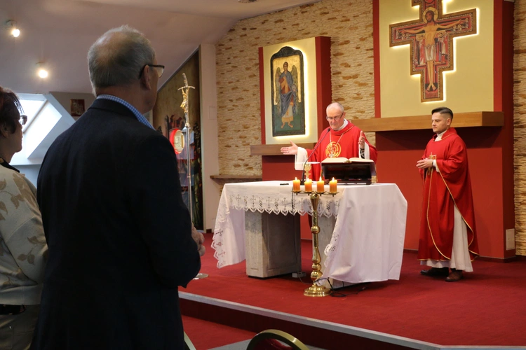 Płock. Spotkanie rodzin misjonarzy z bp. Szymonem Stułkowskim
